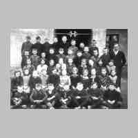 006-0051 Klassenbild der Volksschule Biothen 1929-30. 3. und 4. Schuljahr mit Lehrer Gediehn.jpg